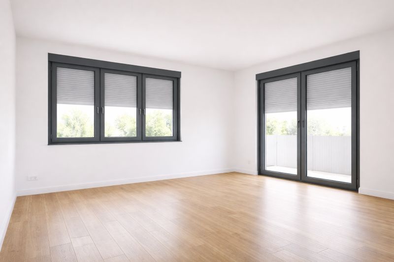 Ventanas de aluminio gris en sal&oacute;n