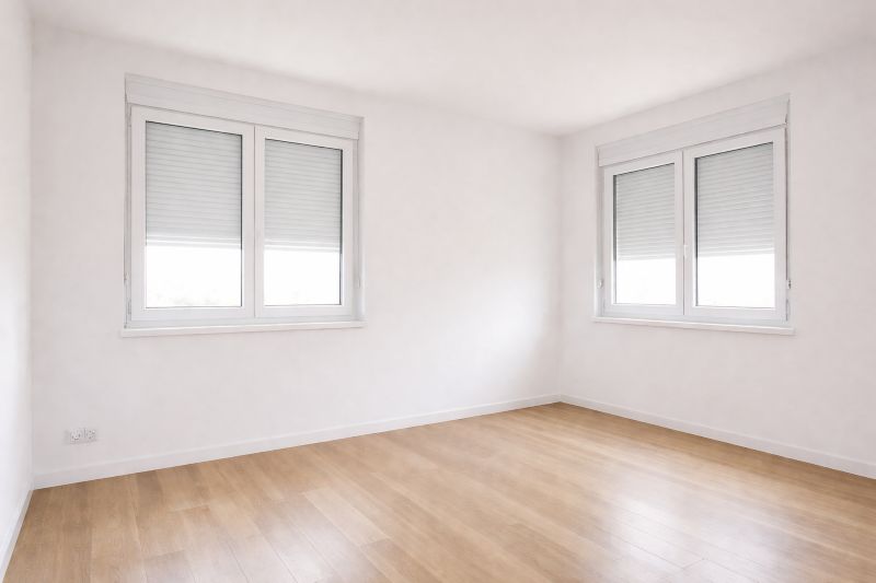 Ventanas blancas de PVC en habitaci&oacute;n
